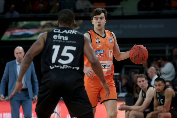 队的锋线核 队的锋线核